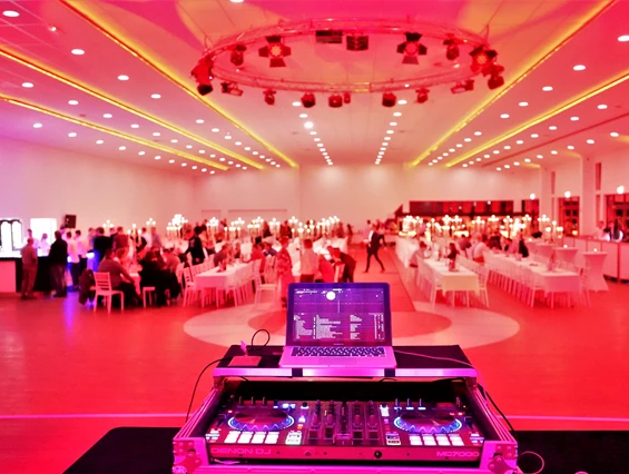 Hochzeitslocation: Vielseitig einsetzbare Location mit modernster Lichttechnik. - BY-Eventcenter