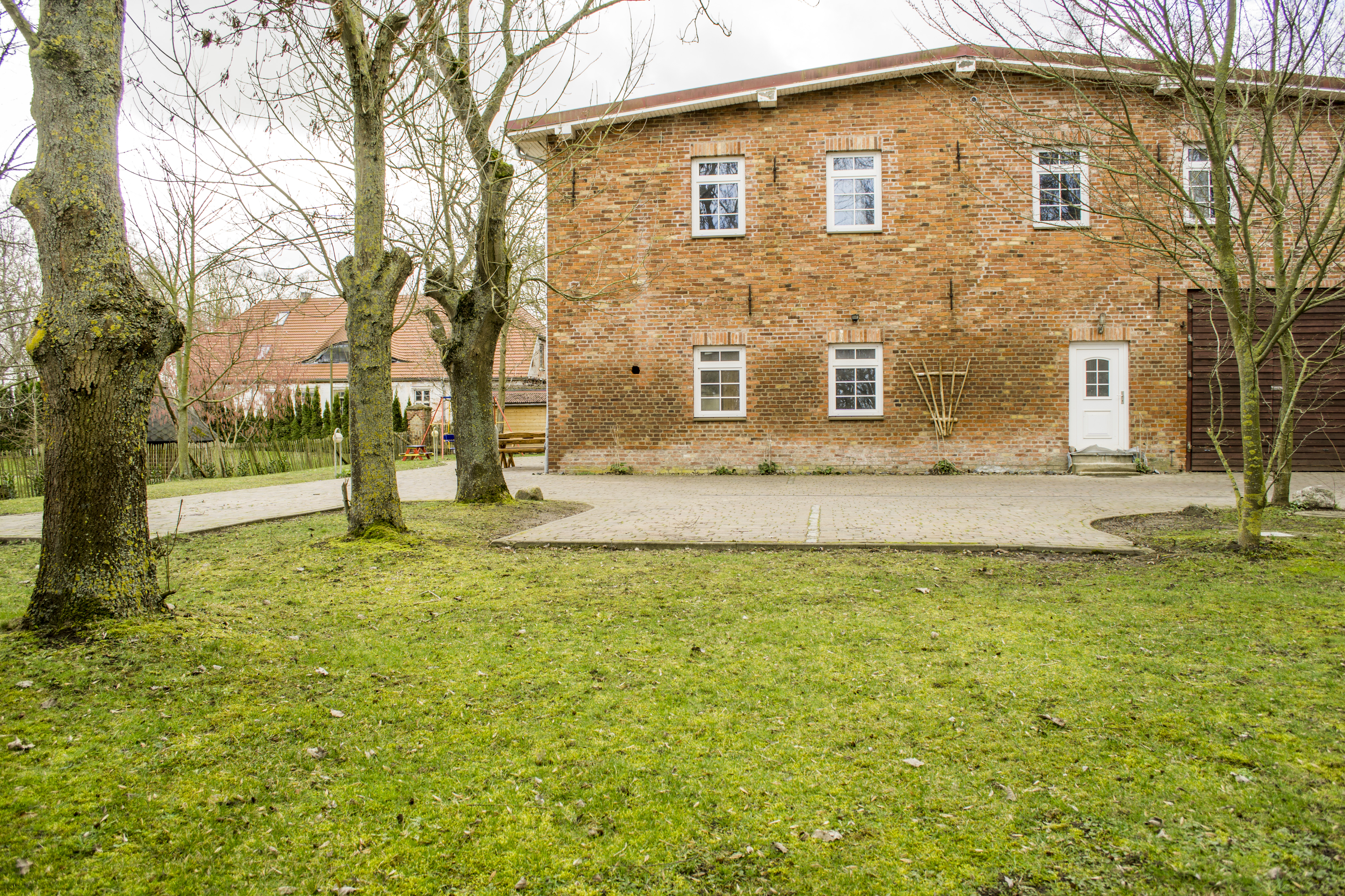 Mariage - Fischland - Frontansicht unseres Hauses mit Parkplätzen - Traumhaftes Anwesen auf Rügen in Poppelvitz