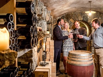 Das Central - Alpine . Luxury . Life Angaben zu den Festsälen Trauung & Feiern im Das Central Weinkeller