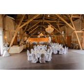 Hochzeitslocation - Die Feste Scheune bestuhlt und dekoriert für eine Hochzeit - Feste Scheune