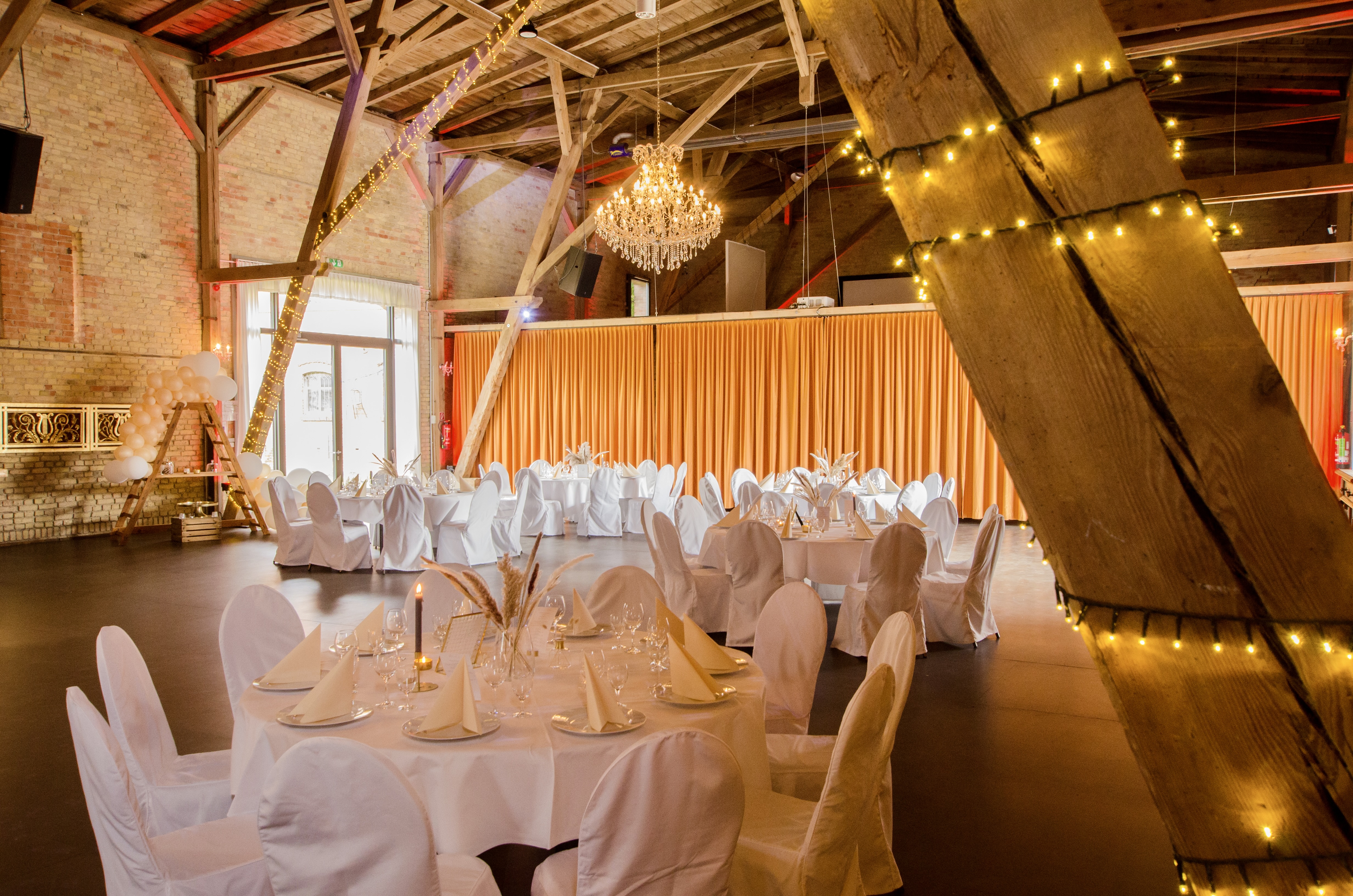 Hochzeitslocation: Die Feste Scheune bestuhlt und dekoriert für eine Hochzeit - Feste Scheune im Stadtgut Berlin Buch