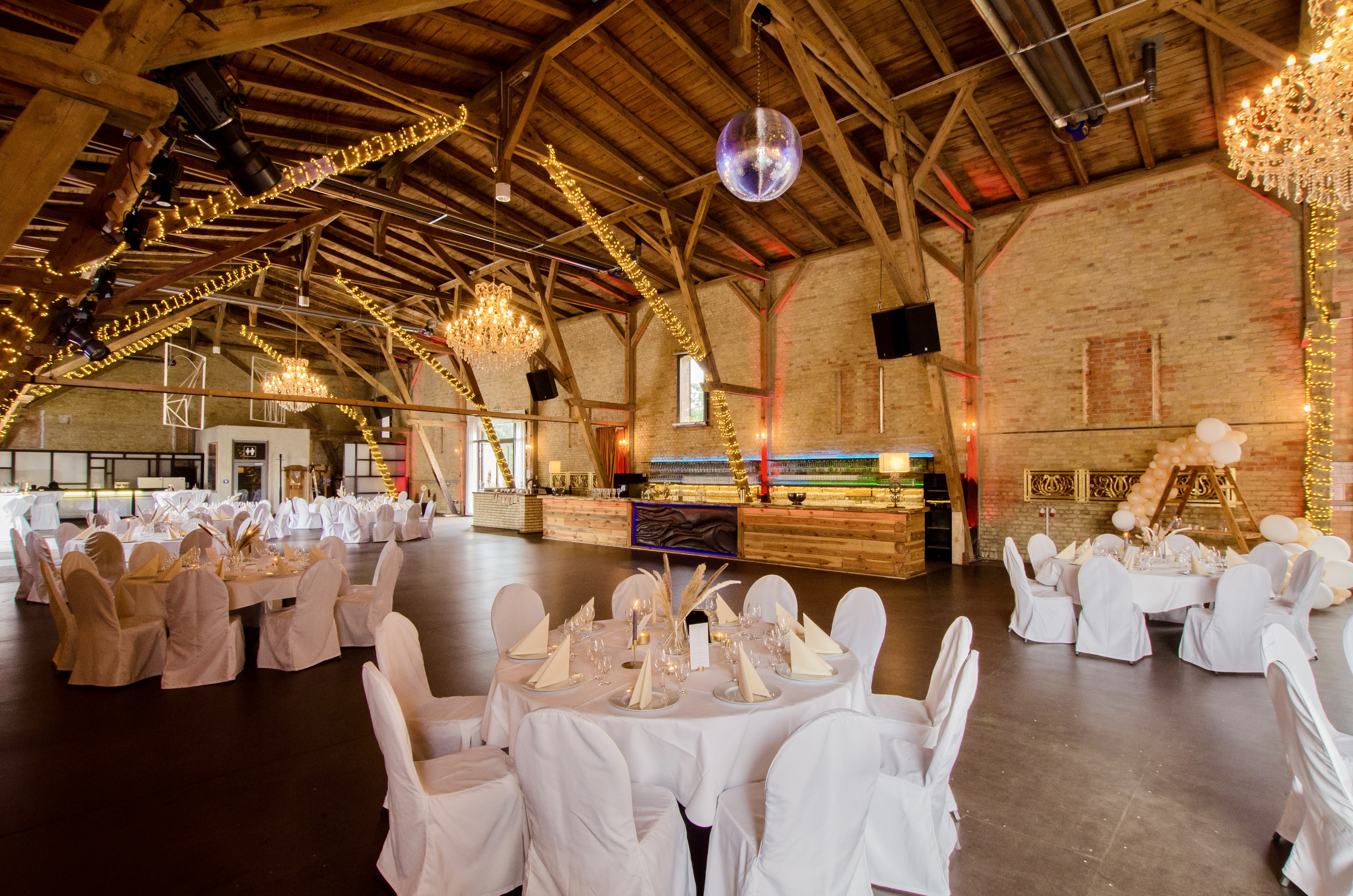 Hochzeitslocation: Die Feste Scheune bestuhlt und dekoriert für eine Hochzeit - Feste Scheune im Stadtgut Berlin Buch