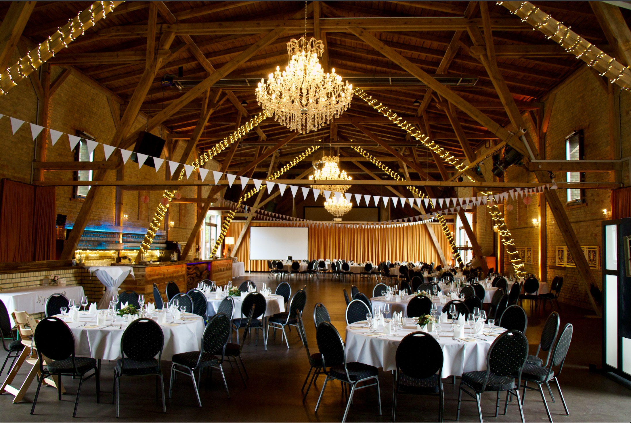 Hochzeitslocation: Die Feste Scheune bestuhlt und dekoriert für eine Hochzeit - Feste Scheune im Stadtgut Berlin Buch