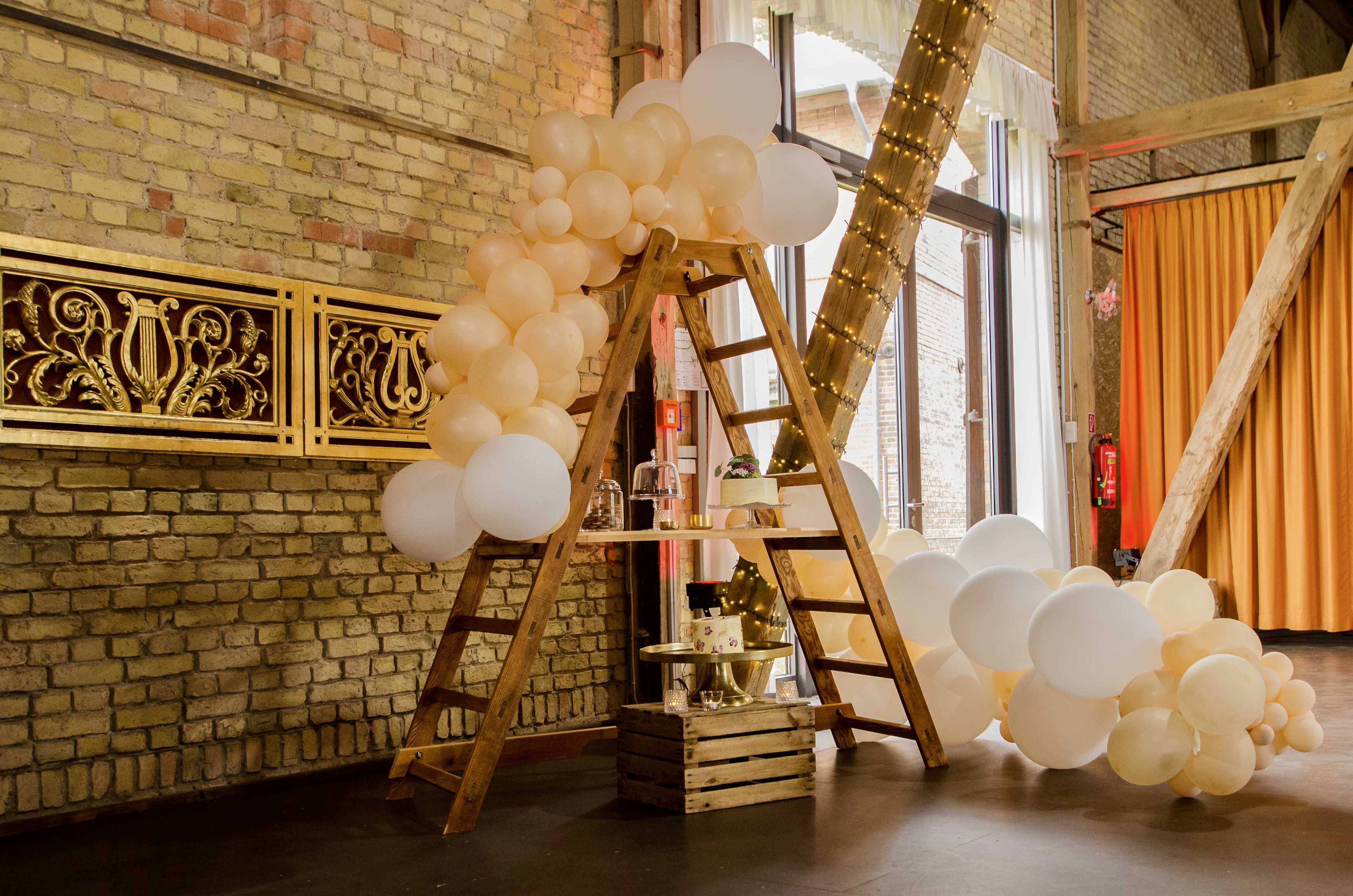 Hochzeitslocation: Leiterregal für Sweet und Salty Bar - Feste Scheune im Stadtgut Berlin Buch