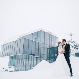 Hochzeit: Heiraten im ice Q auf 3.048 m Seehöhe am Gipfel des Gaislachkogls- Winterhochzeit by ©Tony Gigov - ice Q