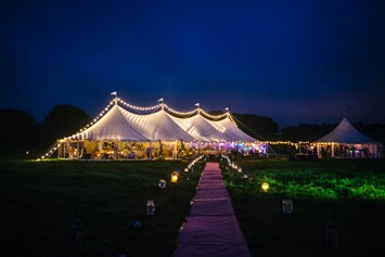Hochzeit: Unser 12mx34m Marquee bei Nacht mit funkelnder Festbeleuchtung. Lasst die Party beginnen! - Schloss Jeutendorf Marquees