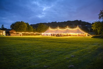 Hochzeit: Unsere Spill Out Area, der gestaltete Vorplatz, perfekt für einen Empfang und chillen wenn man mal an die frische Luft möchte. - Schloss Jeutendorf Marquees