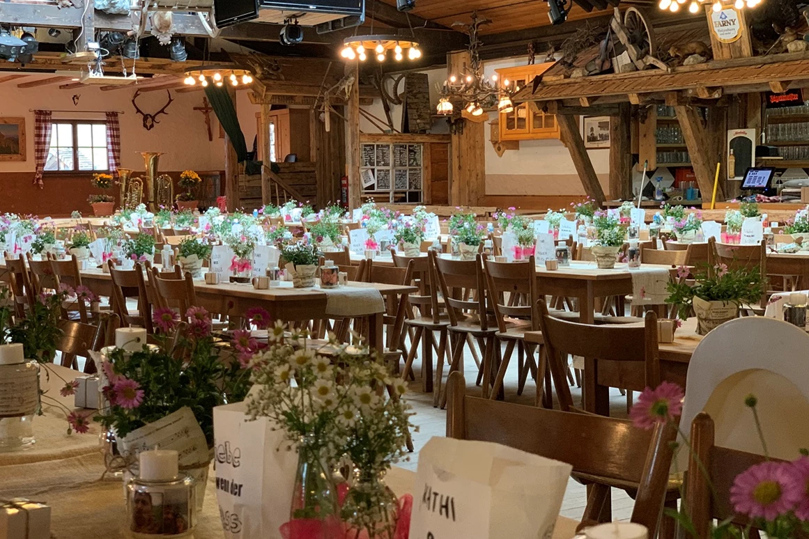 Hochzeit: Musikalm Festhalle Steibis