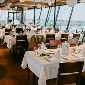 Hochzeit: Auf zwei Etagen finden bis zu 270 Hochzeitsgäste Platz. - Seerestaurant Katamaran