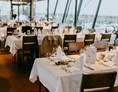 Hochzeit: Auf zwei Etagen finden bis zu 270 Hochzeitsgäste Platz. - Seerestaurant Katamaran