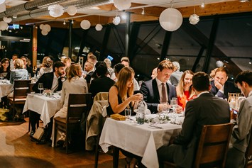 Hochzeit: Festsaal des Seerestaurant Katamaran für eine Hochzeit am Neusiedlersee. - Seerestaurant Katamaran