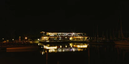 Bruiloft - Breitenbrunn (Breitenbrunn am Neusiedler See) - Das Seerestaurant Katamaran am Neusiedlersee bei Nacht.
 - Seerestaurant Katamaran
