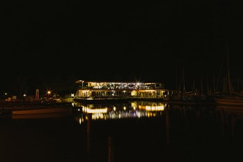 Hochzeit: Das Seerestaurant Katamaran am Neusiedlersee bei Nacht.
 - Seerestaurant Katamaran