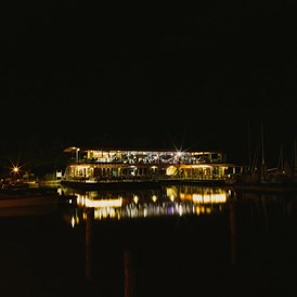 Hochzeit: Das Seerestaurant Katamaran am Neusiedlersee bei Nacht.
 - Seerestaurant Katamaran