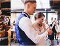 Hochzeit: Die Lisa Alm - Torte anschneiden
Foto © Alex Ginis  
https://hochzeitsfotograf-bayern.de/  - Lisa Alm