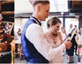 Hochzeit: Die Lisa Alm - Torte anschneiden
Foto © Alex Ginis  
https://hochzeitsfotograf-bayern.de/  - Lisa Alm