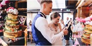 Hochzeit - PLZ 5622 (Österreich) - Die Lisa Alm - Torte anschneiden
Foto © Alex Ginis  
https://hochzeitsfotograf-bayern.de/  - Lisa Alm