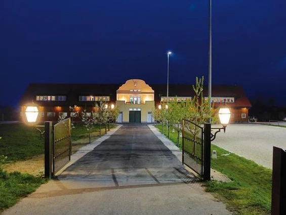 Hochzeit: Außenbereich bei Nacht beleuchtet - Festsaal Doppelgraben