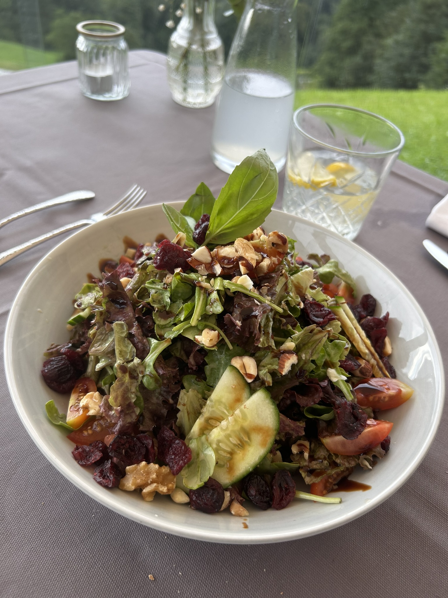 Hochzeitslocation: Ein knackig frischer Salat als Hauptgang. - Salzbergalm 