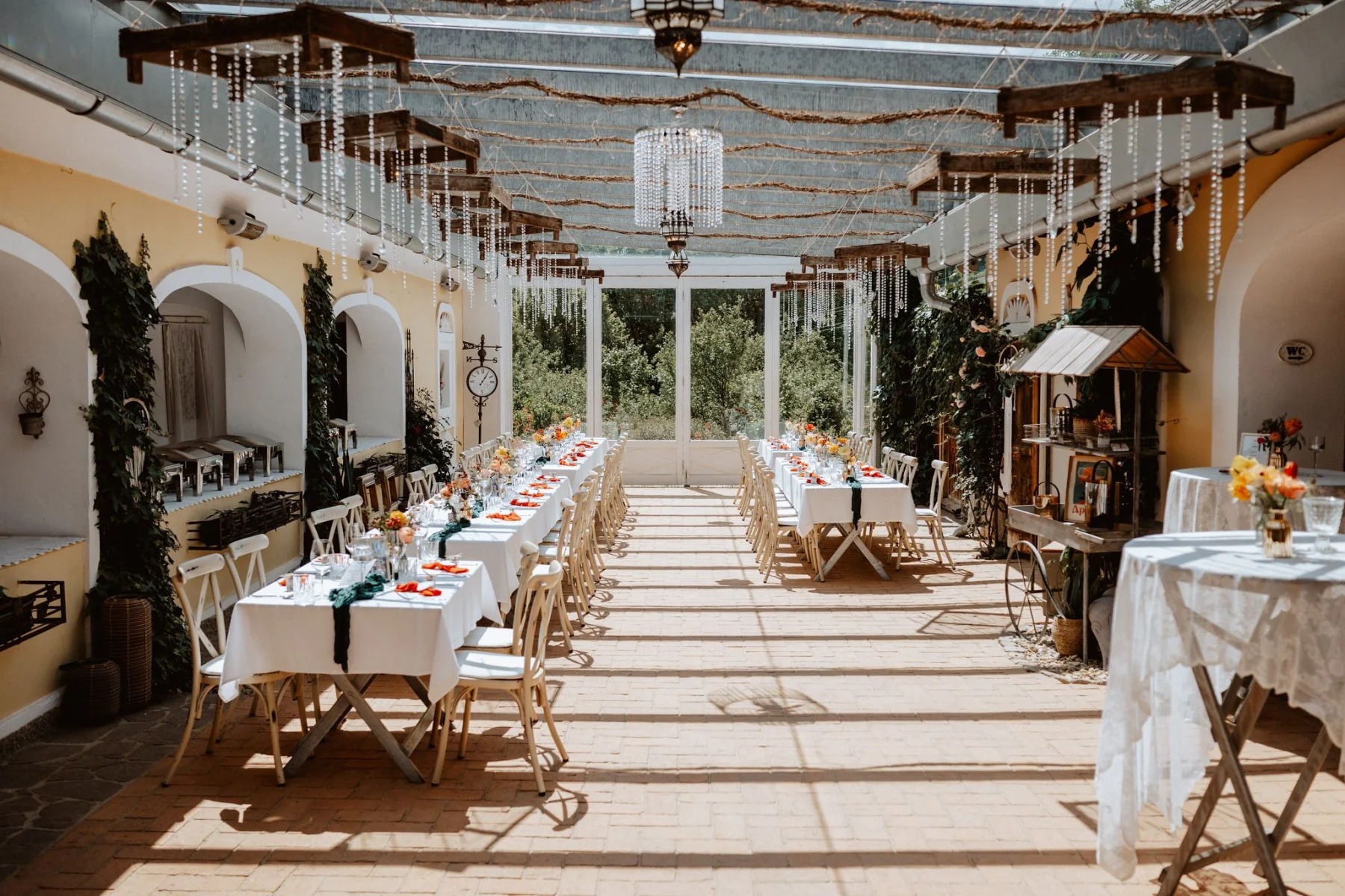 Hochzeit - Straden - Wetterfeste Hochzeitslocation im Burgenland – Dank Outdoor-Zelten und glasüberdachtem Arkadenhof könnt ihr eure Hochzeit bei jedem Wetter im Freien genießen. - Die Träumerei