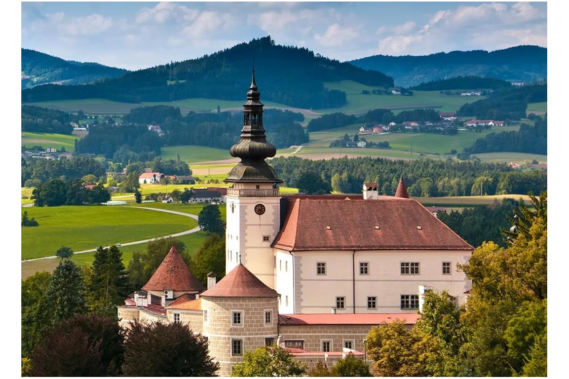 Hochzeit: Eingebettet in die sanften Hügel des Mühlviertler Kernlands thront Schloss Weinberg auf einem Höhenrücken in der Gemeinde Kefermarkt.  - Schloss Weinberg (Bildungsschlösser OÖ)