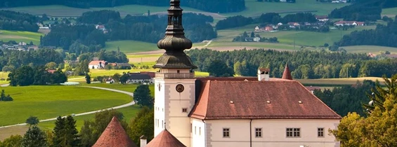 Hochzeitslocation: Eingebettet in die sanften Hügel des Mühlviertler Kernlands thront Schloss Weinberg auf einem Höhenrücken in der Gemeinde Kefermarkt.  - Schloss Weinberg (Bildungsschlösser OÖ)
