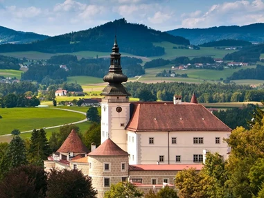 Hochzeitslocation: Eingebettet in die sanften Hügel des Mühlviertler Kernlands thront Schloss Weinberg auf einem Höhenrücken in der Gemeinde Kefermarkt.  - Schloss Weinberg (Bildungsschlösser OÖ)