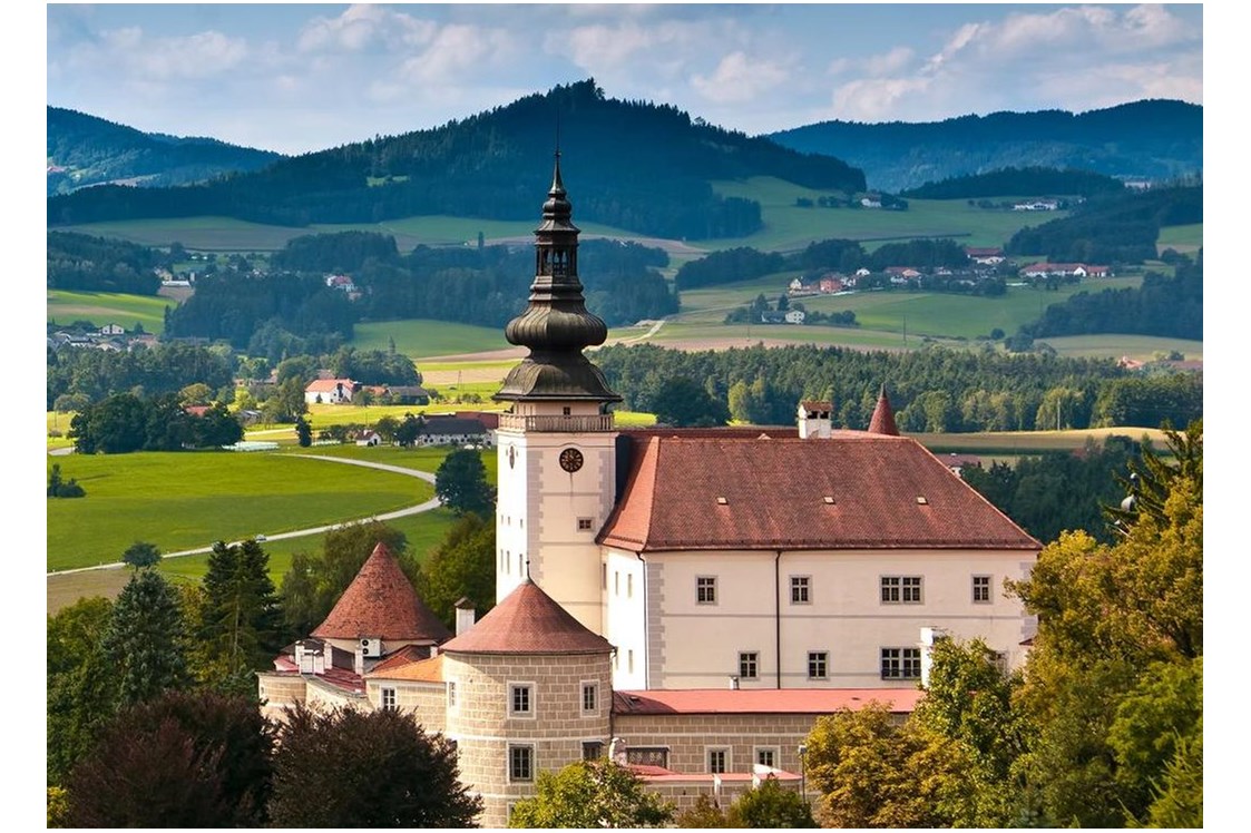 Hochzeit: Eingebettet in die sanften Hügel des Mühlviertler Kernlands thront Schloss Weinberg auf einem Höhenrücken in der Gemeinde Kefermarkt.  - Schloss Weinberg (Bildungsschlösser OÖ)