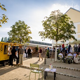 Hochzeit: Der Vorplatz des Gold Fassl Magazins - besonders im Sommer heiß begehrt  - Ottakringer Brauerei 