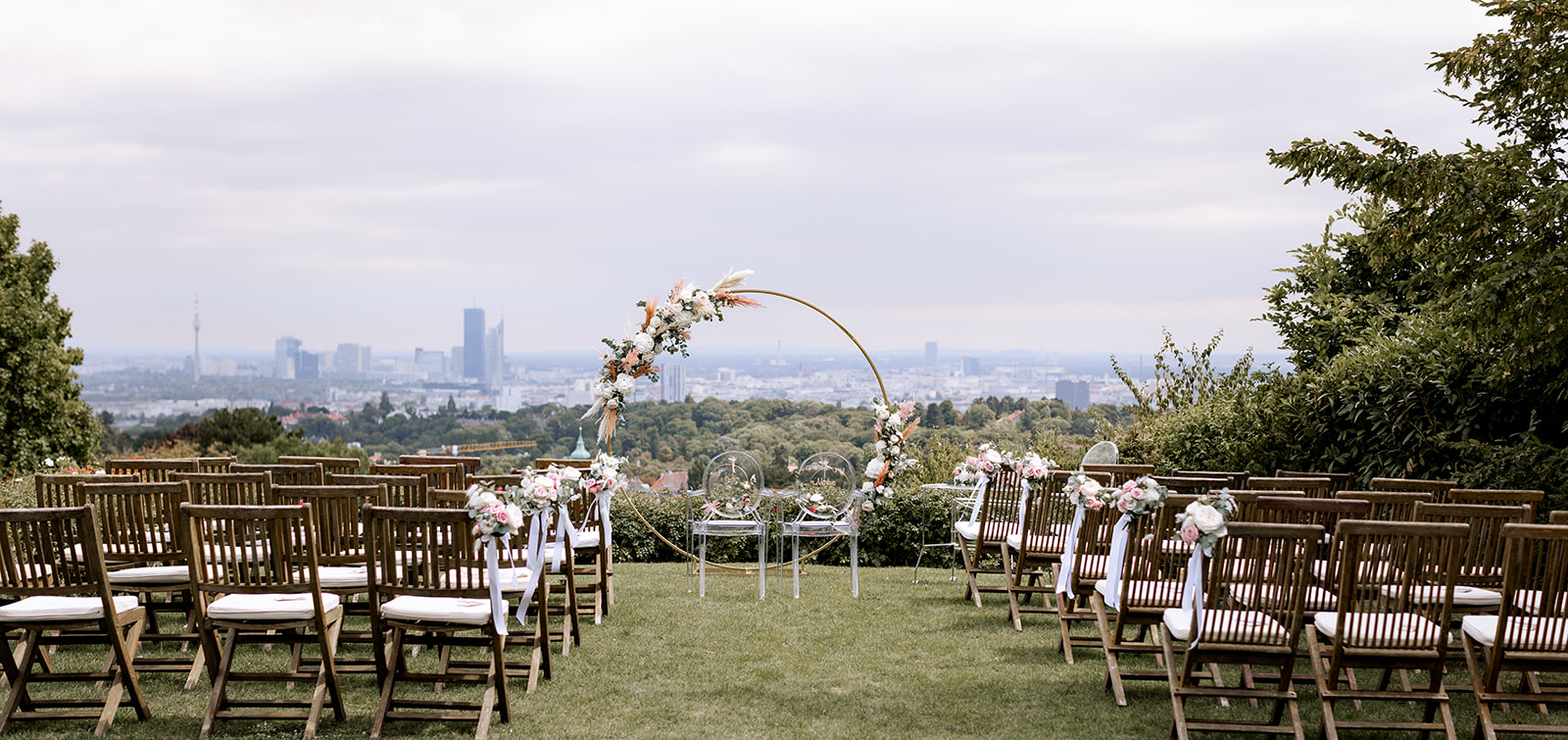 Hochzeit: Zeremonie mit Rundbogen und Teakholzsesseln - Am Reisenberg  Wedding & Eventlocation