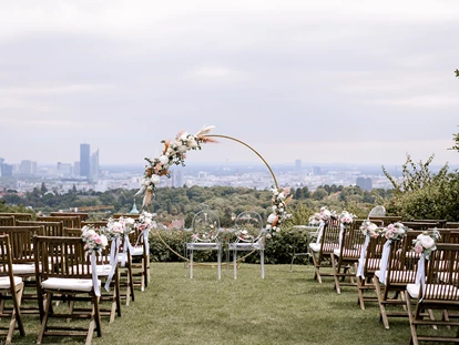 Hochzeit - Höbersdorf - Zeremonie mit Rundbogen und Teakholzsesseln - Am Reisenberg  Wedding & Eventlocation