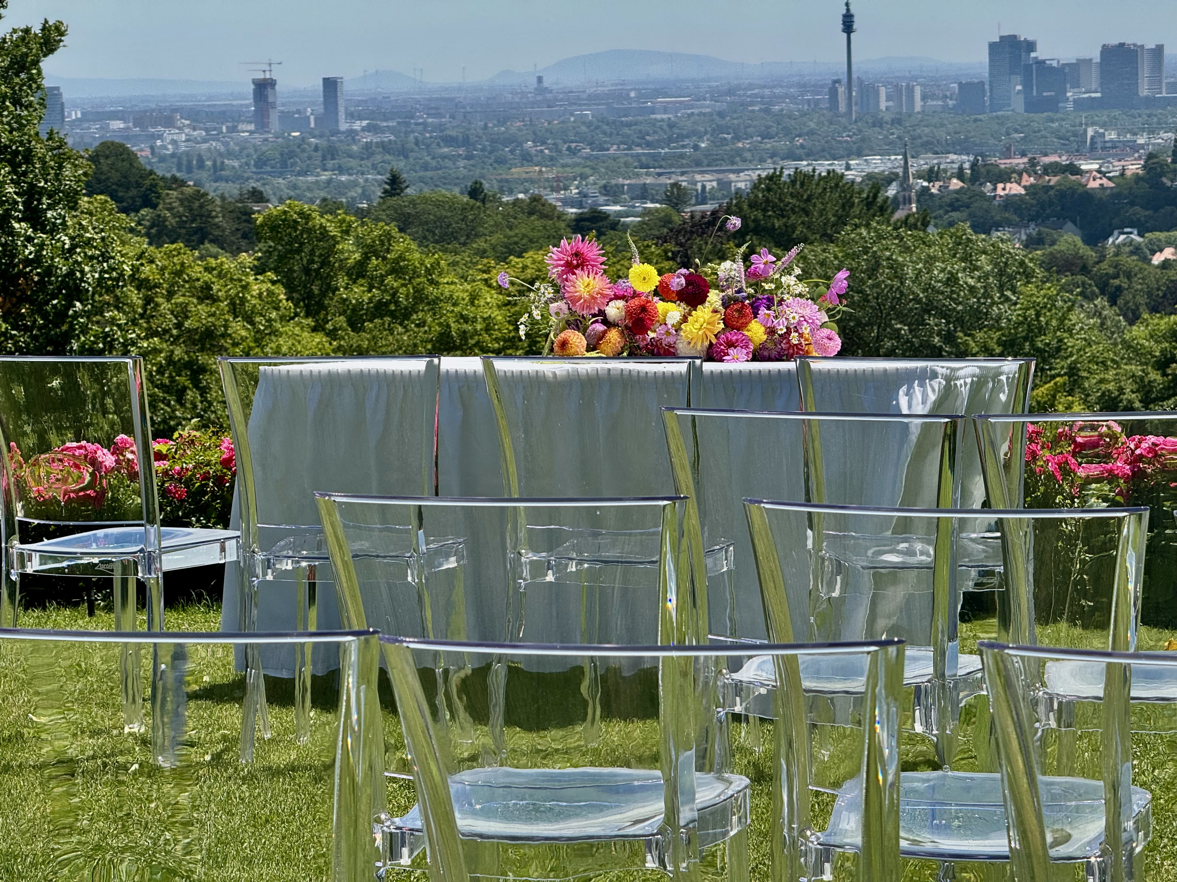 Hochzeit: Freie Trauung
mit Wienblick und Ghost Sesseln - Am Reisenberg  Wedding & Eventlocation