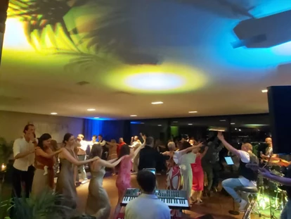 Hochzeit - Höbersdorf - Partytime im Loungebereich mit geschlossener Senkfront - Am Reisenberg  Wedding & Eventlocation