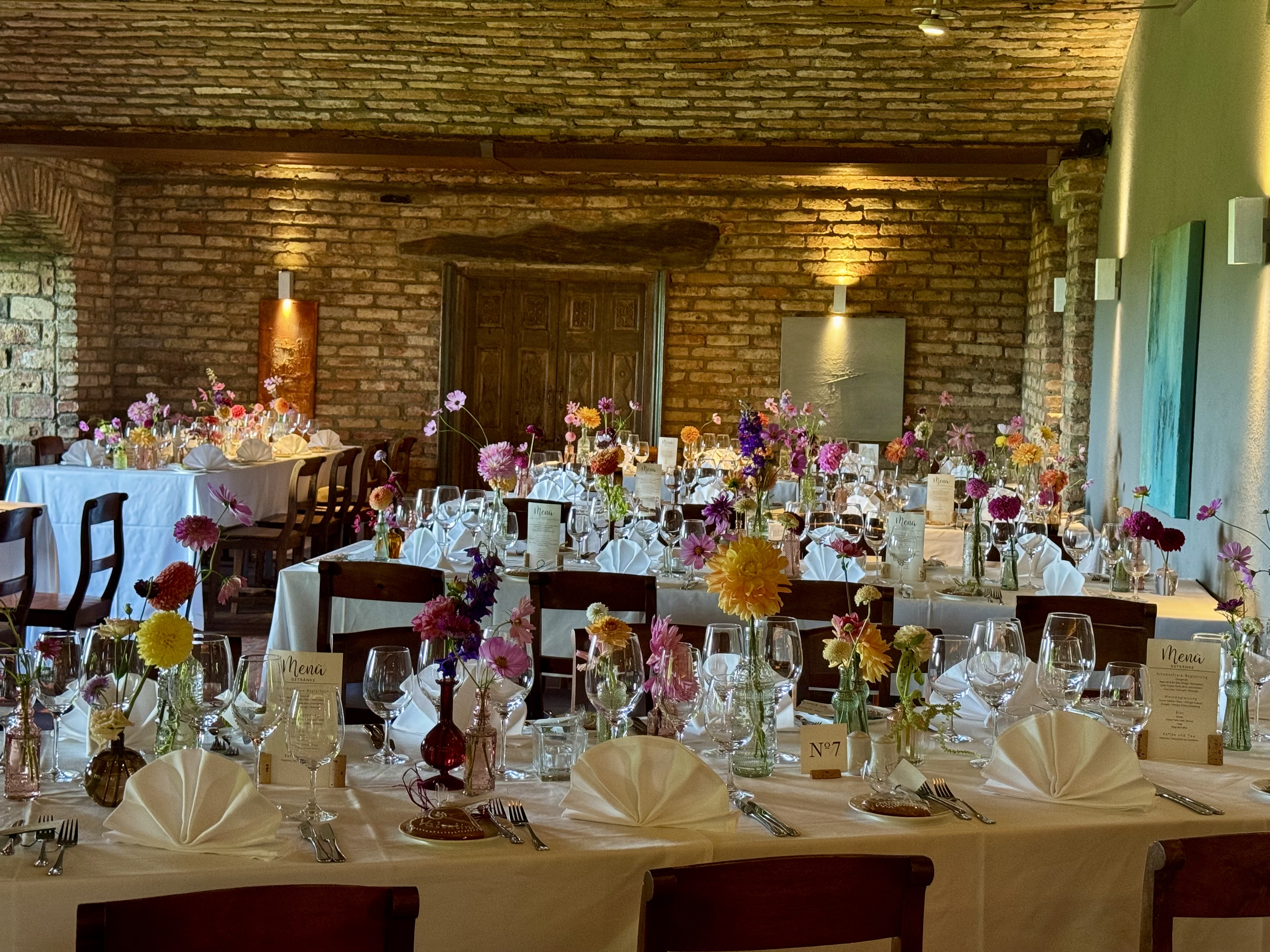 Hochzeit: Kaminbereich Tische rechteckig eingedeckt für 
Dinner - Am Reisenberg  Wedding & Eventlocation