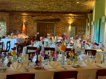 Hochzeit - Höbersdorf - Kaminbereich Tische rechteckig eingedeckt für 
Dinner - Am Reisenberg  Wedding & Eventlocation