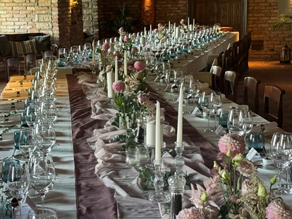 Hochzeit - Höbersdorf - Hochzeitstafel im Kaminbereich - Am Reisenberg  Wedding & Eventlocation