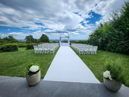 Hochzeit - Höbersdorf - Zeremonie im Garten mit weißen Sesseln - Am Reisenberg  Wedding & Eventlocation
