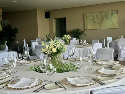 Hochzeit - Höbersdorf - Runde Tische weiß eingedeckt und weiße Stuhlhussen - Am Reisenberg  Wedding & Eventlocation