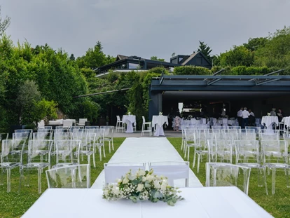 Hochzeit - Höbersdorf - White Wedding
Freie Zeremonie im Gartenbereich
Stehtische für Agape - Am Reisenberg  Wedding & Eventlocation