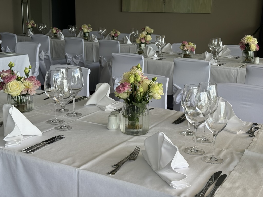 Hochzeit: Festlich gedeckte rechteckige Tische im Loungebereich - Am Reisenberg  Wedding & Eventlocation