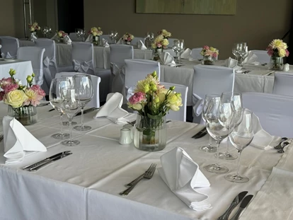 Hochzeit - Höbersdorf - Festlich gedeckte rechteckige Tische im Loungebereich - Am Reisenberg  Wedding & Eventlocation