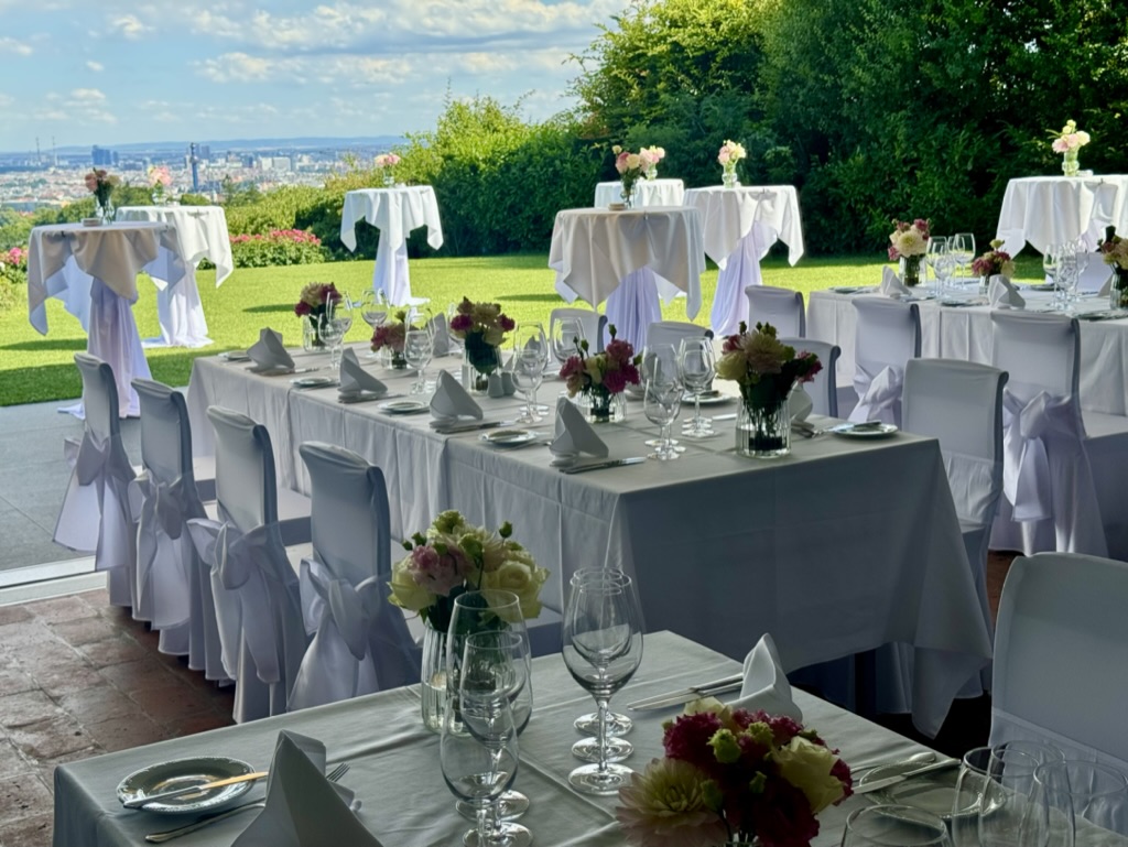 Hochzeit: Loungebereich mit 
geöffneter Senkfront
rechteckige Tische - Am Reisenberg  Wedding & Eventlocation