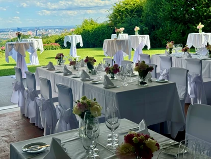 Hochzeit - Höbersdorf - Loungebereich mit 
geöffneter Senkfront
rechteckige Tische - Am Reisenberg  Wedding & Eventlocation