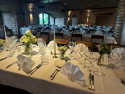Hochzeit - Höbersdorf - Kaminbereich
Hochzeitsessen
klassisch gedeckt - Am Reisenberg  Wedding & Eventlocation