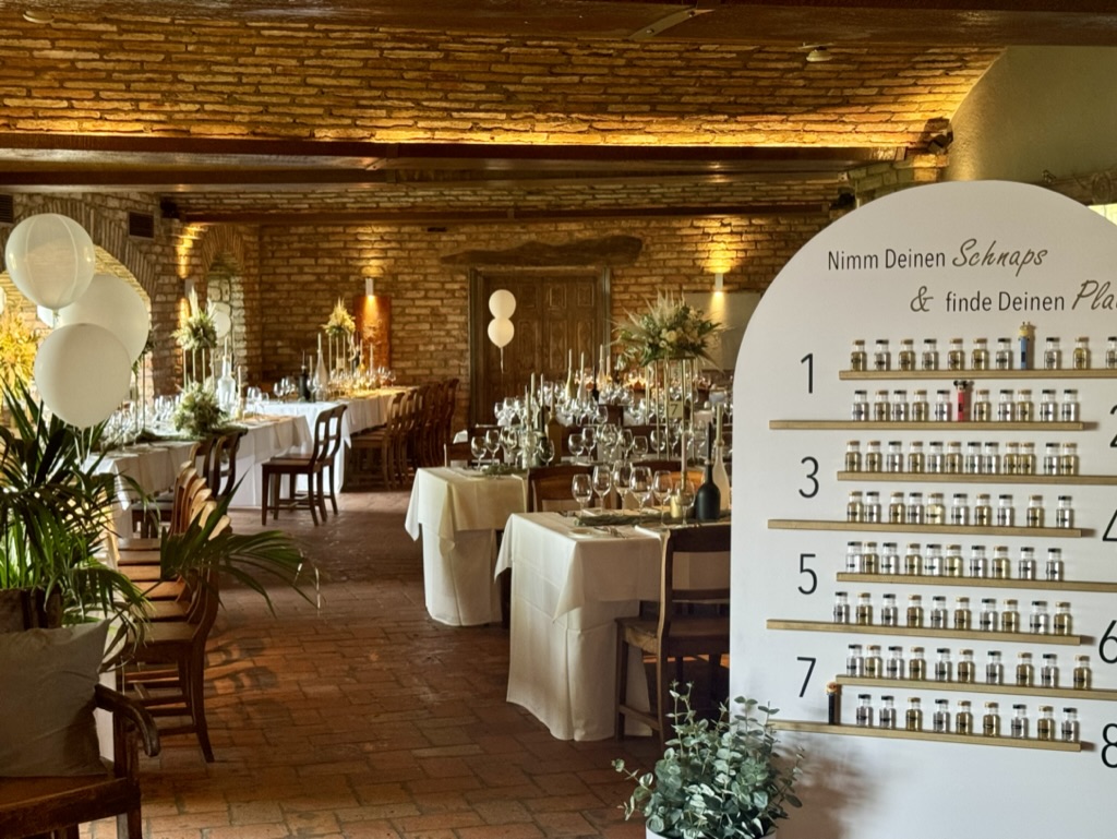 Hochzeit: Sitzplan Idee für Hochzeit - Am Reisenberg  Wedding & Eventlocation