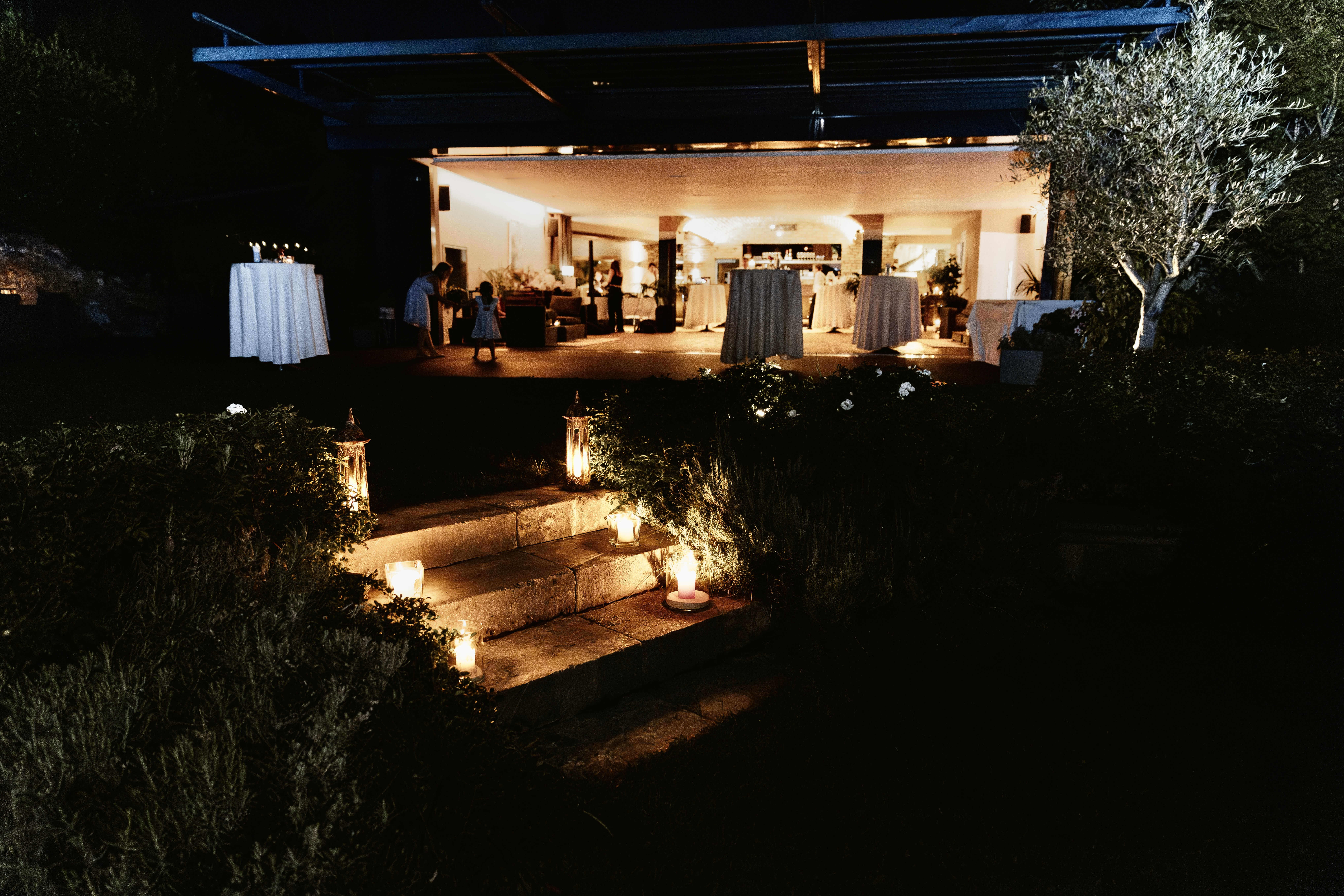 Hochzeit: Blick vom Garten in den Loungebereich - Am Reisenberg  Wedding & Eventlocation