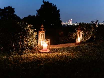 Hochzeit - Höbersdorf - Abendstimmung mit Blick auf die beleuchtete Stadt Wien - Am Reisenberg  Wedding & Eventlocation
