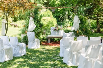 Hochzeit: Der Hochzeitsplatz im Garten... - Rosenbauchs