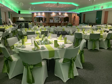 Hochzeit: Hochzeit mit Banketttischen und Hussen, Nischen, grüne Deko und grüne LED-Schmuckfarbe, Mittel-BAR - Mittel-BAR Schönheide