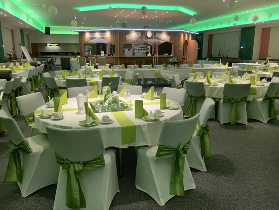 Hochzeit: Hochzeit mit Banketttischen und Hussen, Nischen, grüne Deko und grüne LED-Schmuckfarbe, Mittel-BAR - Mittel-BAR Schönheide